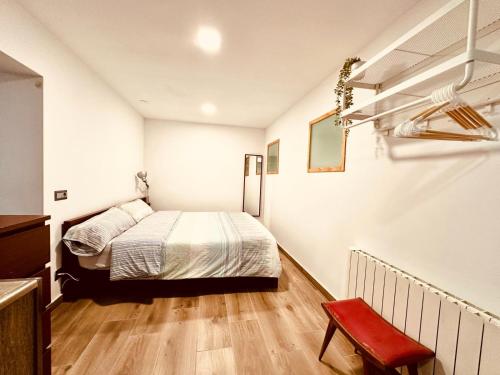 - une chambre avec un lit et une chaise rouge dans l'établissement Apartamento El Maset, à Tárrega