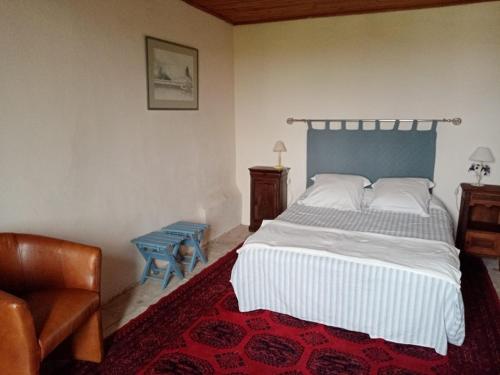 1 dormitorio con 1 cama, 1 sofá y 1 silla en Le Clos Saint Georges, en Donnazac