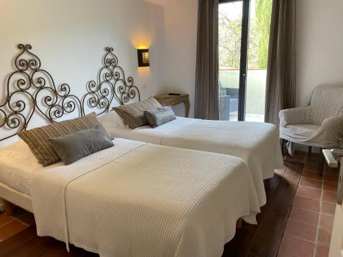 Ένα ή περισσότερα κρεβάτια σε δωμάτιο στο Le Relais Des Chartreuses