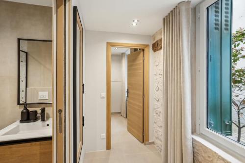 une salle de bain avec un lavabo et une fenêtre dans l'établissement Cozy nest 2 steps from the Marais - 4 pers, à Paris