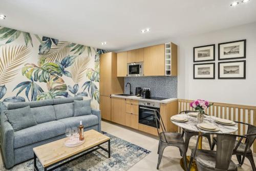 un salon avec un canapé et une table dans l'établissement Cozy nest 2 steps from the Marais - 4 pers, à Paris
