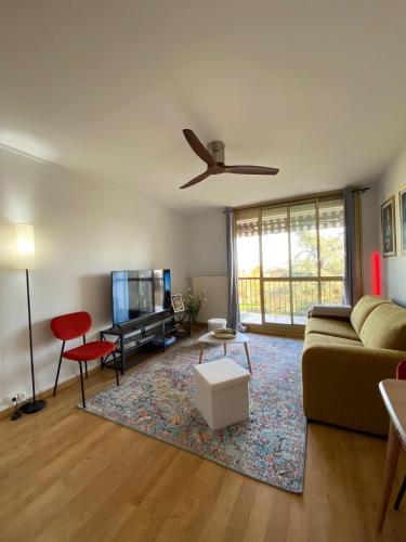 un salon avec un canapé et une télévision dans l'établissement Horizon sur le Cher, à Montrichard