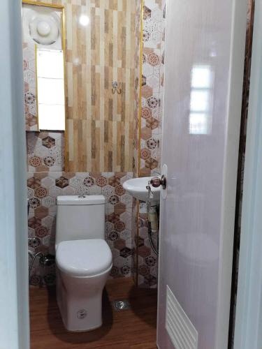 ein Bad mit einem WC und einem Waschbecken in der Unterkunft RYO3 in Davao City