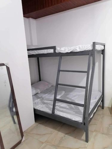 達沃市的住宿－RYO3，客房内的两张双层床
