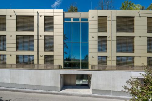 einem externen Blick auf ein Gebäude mit Glasfenstern in der Unterkunft N24 Apartments in Tuttlingen