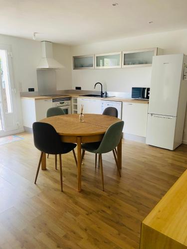 - une cuisine avec une table et des chaises en bois dans la chambre dans l'établissement Calenzana GR20, à Calenzana