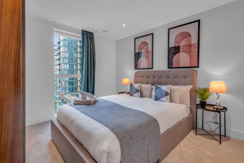 een slaapkamer met een groot bed en een raam bij Talisman & Duckman Tower at Canary Wharf by MySquare in Londen