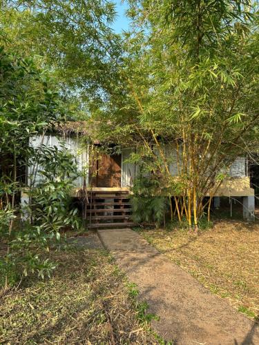 an old house in the middle of a yard at Aranya Phansad Resort in Talekhār