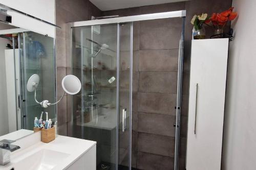 Et badeværelse på Maison cosy-Proche du golf national de Guyancourt et de Paris