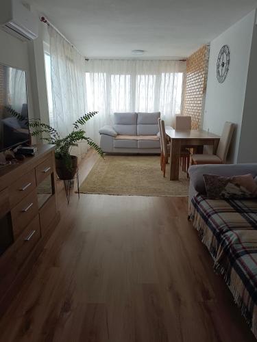 ein Wohnzimmer mit einem Sofa und einem Tisch in der Unterkunft Éxito 888 in Alicante