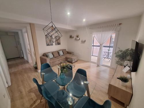 sala de estar con sofá, mesa y sillas en Apartamento Premium PLAZA MAYOR con PARKING, en Ávila