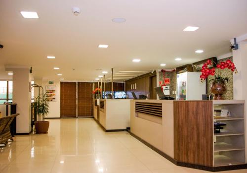 um lobby de um hospital com um balcão em Hotel Zé Maria em Pouso Alegre