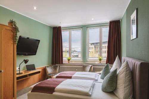 Postel nebo postele na pokoji v ubytování Hotel Louis Müller