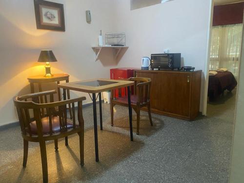 Habitación con mesa, 2 sillas y lámpara. en Hermoso departamento en pleno microcentro en Mendoza