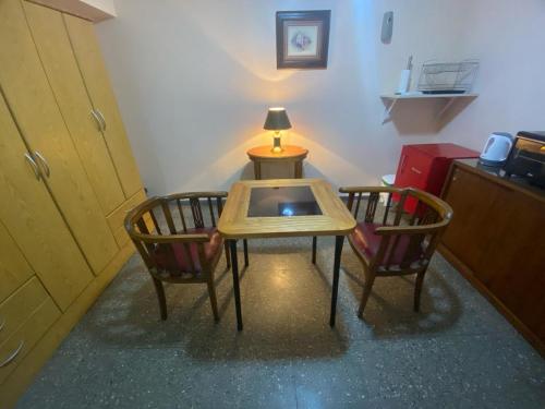 una mesa pequeña y 2 sillas en una habitación en Hermoso departamento en pleno microcentro en Mendoza