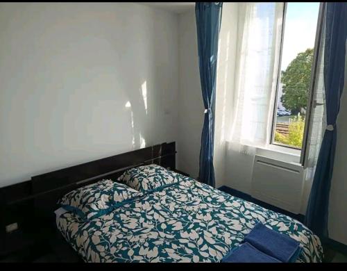 une chambre avec un lit et une fenêtre dans l'établissement appartement, à Laval