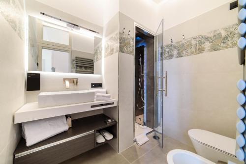 Bilik mandi di Cloister Suites Amalfi