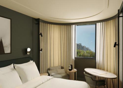 Radisson Hotel Reims في رانس: غرفة نوم بسرير وكرسي ونافذة