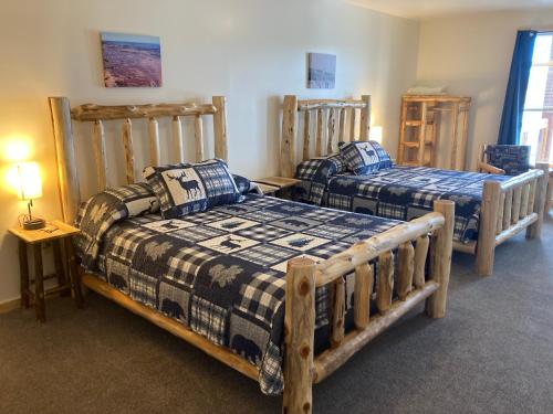 A bed or beds in a room at Keweenaw Waters Resort