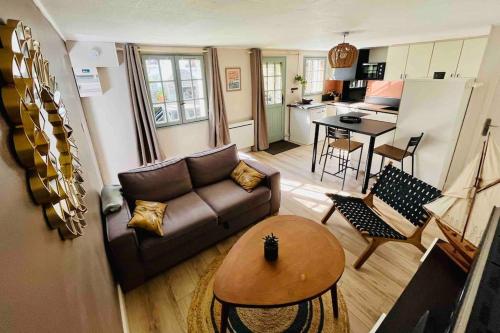un salon avec un canapé et une table dans l'établissement Maisonette Ti’calypso T2 - proche plage, à Saint-Nazaire