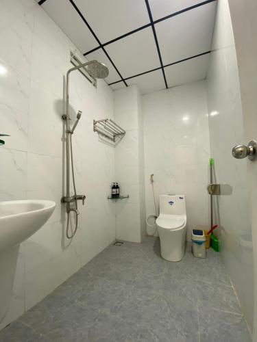 uma casa de banho com um chuveiro, um WC e um lavatório. em Mộc Lam Homestay em Xóm Chum Găng