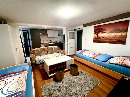 ein Wohnzimmer mit einem Sofa und einem Tisch in der Unterkunft Monteurzimmer für 2 Person - Nähe DO-Flughafen in Dortmund