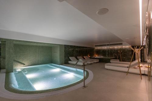 Bazén v ubytování Hotel Afonso V & SPA nebo v jeho okolí