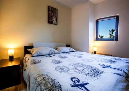 um quarto com uma cama com um edredão azul e branco em STUDIO APARTMAN MEMORY em Kastav