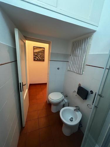 ジェノヴァにあるCasa Luccoliの小さなバスルーム(トイレ、シンク付)