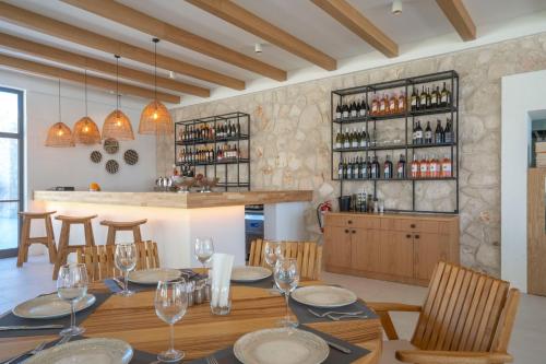 comedor con mesa y bar en Regia Mare Beach Hotel Bodrum, en Ortakent