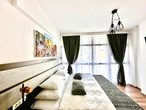 une chambre avec un grand lit et une fenêtre dans l'établissement Epicenter, à Sarajevo