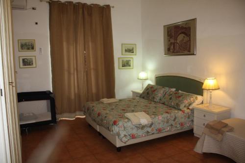 1 dormitorio con cama, mesa y lámpara en Agri Domus, en Guidonia