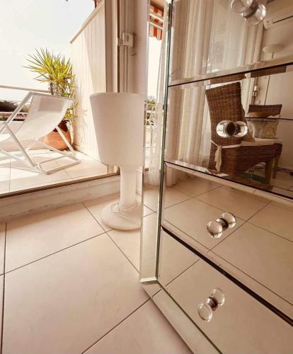 Cette chambre comprend une armoire en verre et un miroir. dans l'établissement Eden, à Saint-Tropez