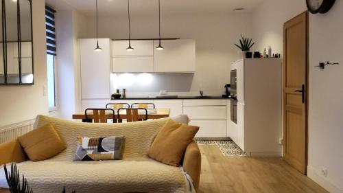 un salon avec un canapé et une cuisine dans l'établissement 2 chambres et une terrasse à Paris!, à Paris