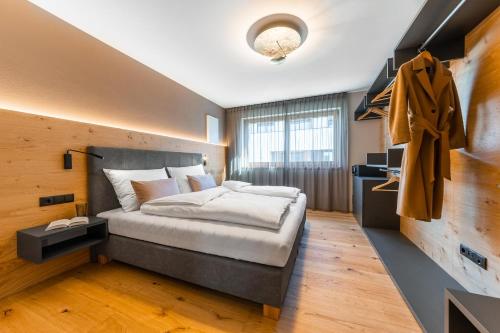 una camera con un grande letto di Rienz Alpine City Suites a Brunico