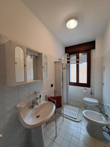 bagno con 2 lavandini e 2 servizi igienici di CASA AL PONTE a Padova