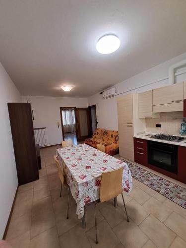 una cucina e un soggiorno con tavolo e divano di CASA AL PONTE a Padova