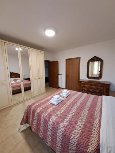 una camera da letto con un letto e due asciugamani di CASA AL PONTE a Padova