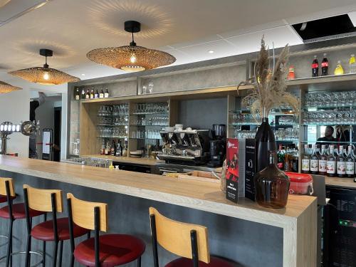 un bar avec des chaises et un comptoir dans un restaurant dans l'établissement ibis Laon, à Laon