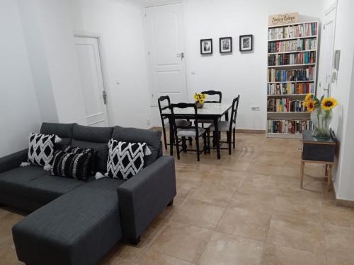ein Wohnzimmer mit einem Sofa und einem Tisch in der Unterkunft Casa Elena in Orba