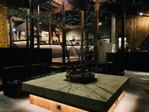 einen Tisch mit einem Topfbaum darüber in der Unterkunft RoheN HakoneYumoto in Hakone