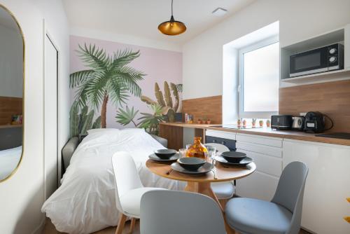1 dormitorio con 1 cama, mesa y sillas en ROMARIN * Lumineux * Linge hôtelier * Fibre * Confort, en La Destrousse