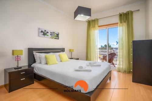 Giường trong phòng chung tại #203 Casinha da Ana by Home Holidays