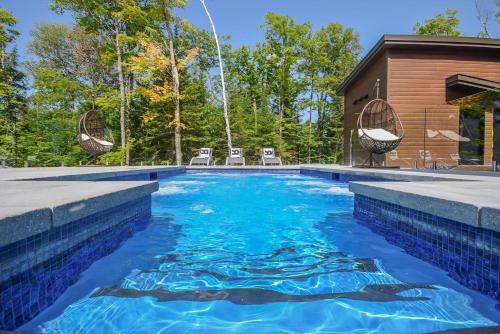 Swimmingpoolen hos eller tæt på Bel Air Tremblant Hotel & Residences