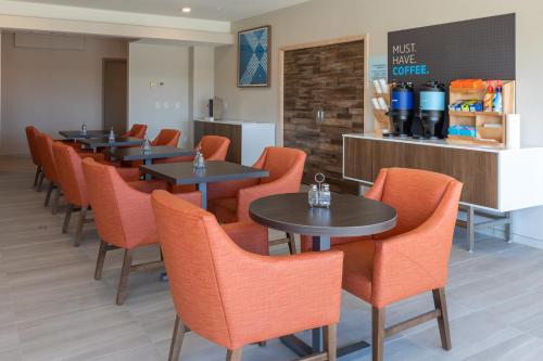 Ruang duduk di Holiday Inn Express & Suites Englewood - Denver South by IHG
