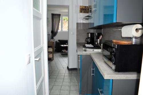 Kuchyň nebo kuchyňský kout v ubytování La petite Marie-B, terrasse, plages à 250m
