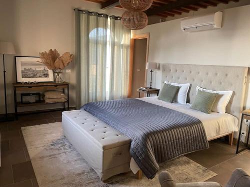um quarto com uma cama grande e um cobertor azul em Podere Carpineta em Stribugliano