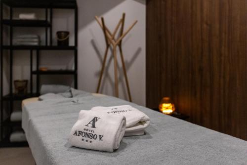 アヴェイロにあるHotel Afonso V & SPAのテーブルの上にタオル2枚が備わります。