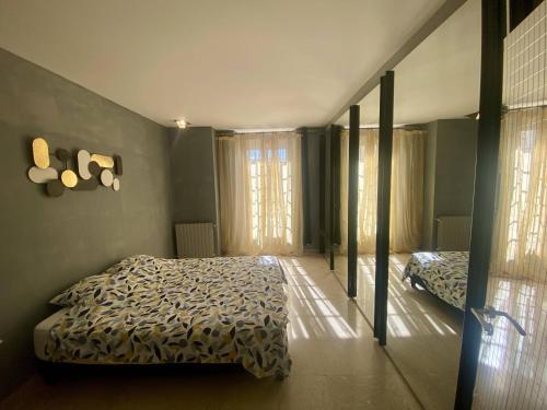 une chambre avec un lit et deux fenêtres dans l'établissement Grand F3- Centre ville de Nice, Wifi AC, à Nice