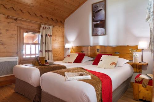 レ・キャローズ・ダラッシュにあるRésidence Pierre & Vacances Premium Les Fermes Du Soleilのベッド2台 木製の壁の部屋